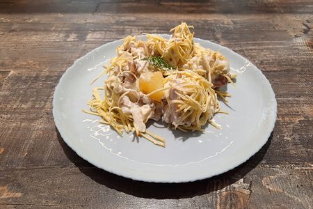 Салат с копченой курицей и ананасами