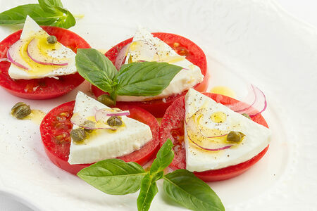 Капрезе с козьим сыром