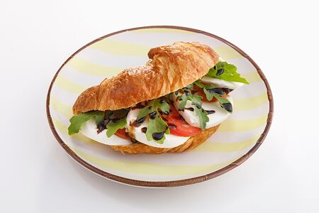 Круассан с моцареллой и томатами