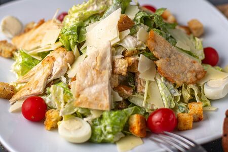 Салат цезарь с курицей