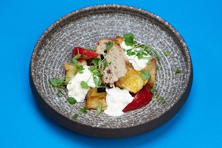 Салат с баклажаном и страчателлой