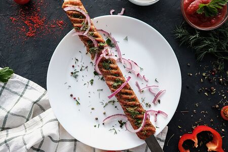 Люля-кебаб из говядины и свинины с гарниром