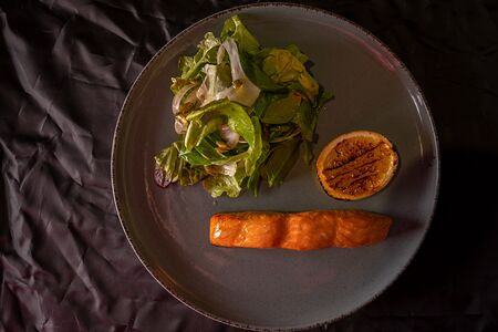 Стейк лосося с микс-салатом