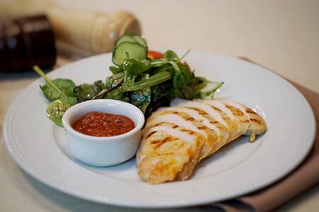 Куриная грудка сувид с овощным салатом