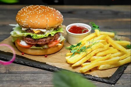 Бургер Биф Чиз с двойной котлетой и картофелем фри