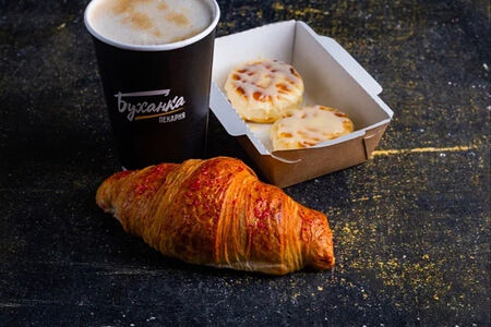 Комбо-завтрак Капучино, сырники и круассан с малиной