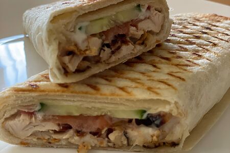 Шаурма в лаваше с курицей на углях