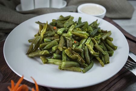 Фасоль стручковая жареная с чесноком и кунжутом