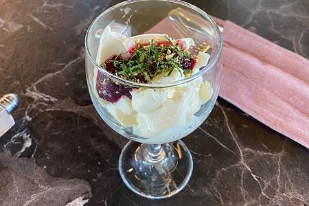 Панна котта с джемом и фисташками