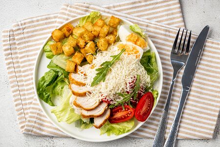 Салат Цезарь с курицей
