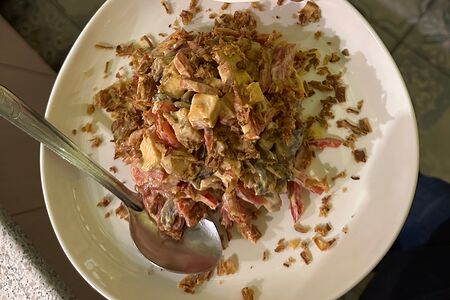 Салат с цыплёнком, копчёным сыром и грибами