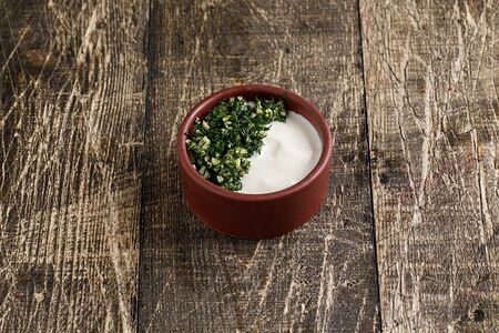 Мацони с чесноком и зеленью