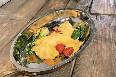 Стейк палтуса с копченым картофельным пюре и сладкими томатами