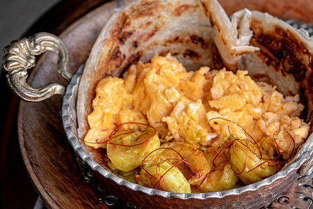 Скрэмбл с креветками в соусе масала