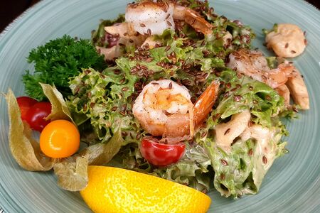 Теплый салат Без осетра, но с тигровой креветкой и пафосной цыпочкой