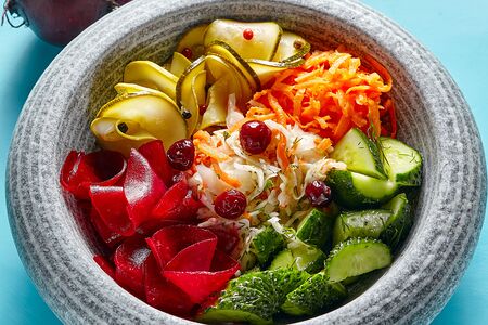 Салат из свежих и маринованных овощей