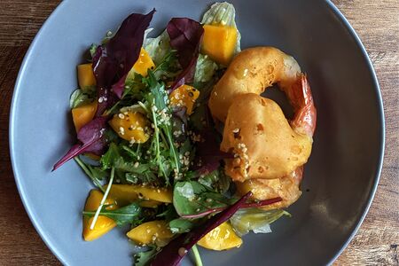 Салат с креветками и манго