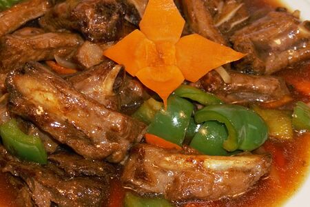 Свиные ребрышки, тушенные в соусе