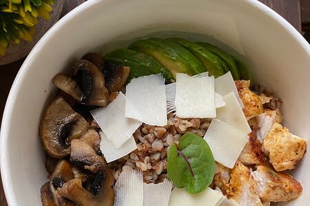 Боул с курицей и гречкой