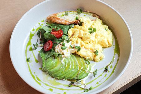 Скрэмбл с авокадо и сыром страчателла