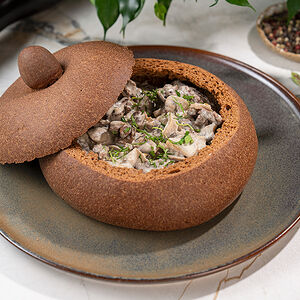 Бефстроганов с грибами в ржаном хлебе