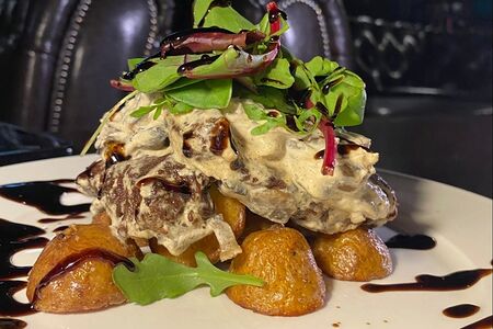 Медальоны из говядины под сливочным соусом