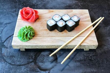 Ролл с креветкой