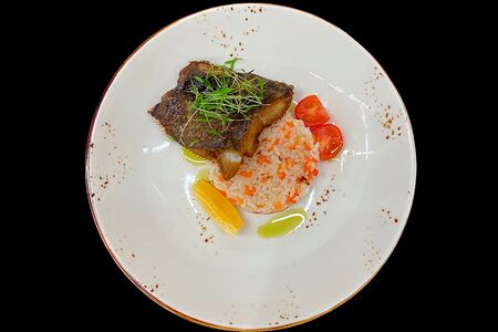 Палтус с хрустящей корочкой, рисом и овощами