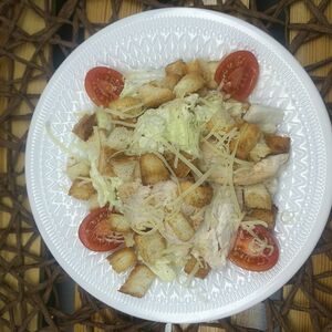 Салат Цезарь с курицей