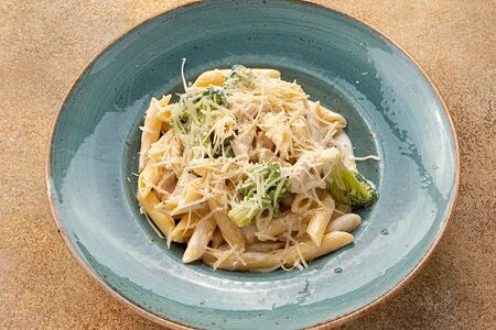 Пенне с курицей и брокколи