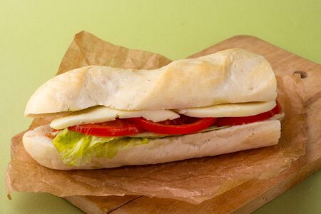 Багет с сыром моцарелла и томатами