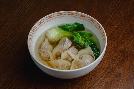 Вонтоны овощные в овощном бульоне