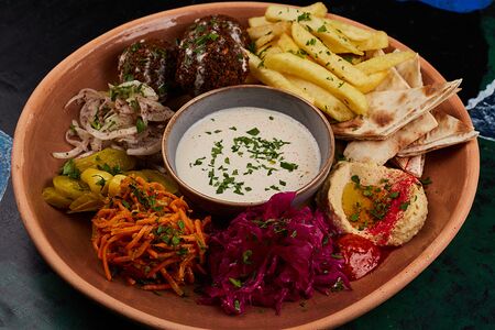 Фалафель на тарелке