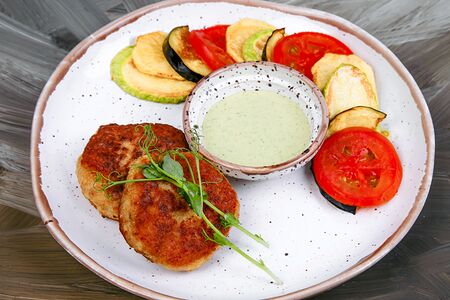 Биточки из щуки с овощами