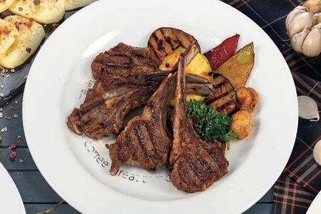 Каре барашка с овощами гриль