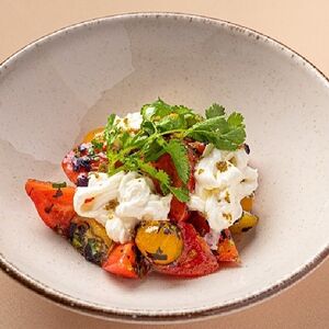 Спелые томаты с базиликом и страчателлой