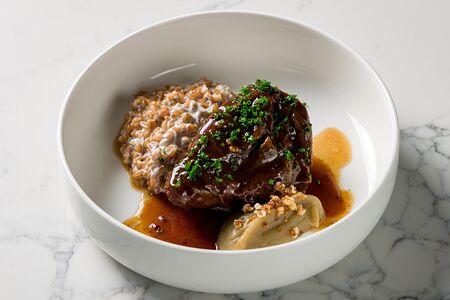 Говяжья щека с ризотто из полбы