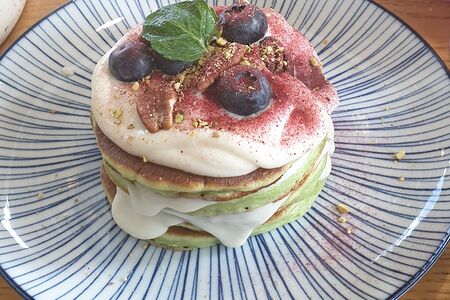 Панкейки с творожным соусом и голубикой
