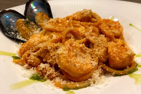 Спагетти с морепродуктами и томатным соусом