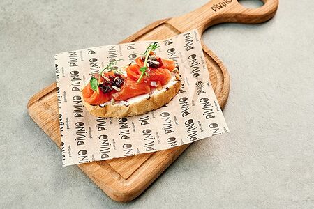 Брускетта с лососем, сыром Филадельфия и вареньем из свёклы