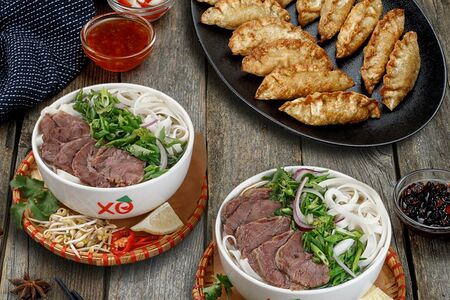 Набор: фо бо (2 шт.), гёдза с креветками и курицей (12 шт.)