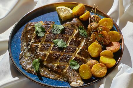 Камбала с запеченным картофелем стоун