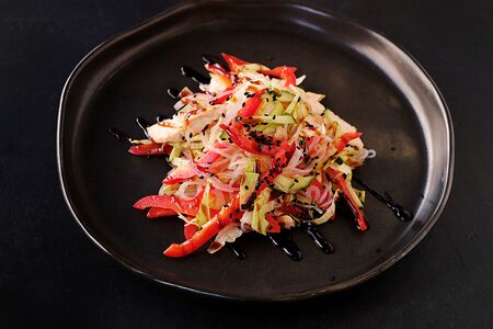 Острый салат с фунчезой и курицей