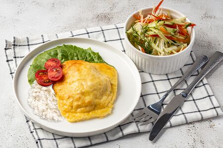 Куриная грудка в сыре с рисом и салат Весенний