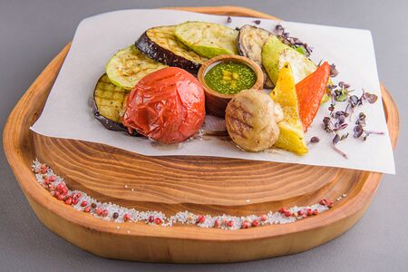 Овощи на гриле с соусом из зеленого базилика