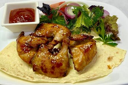 Цыпленок табака с соусом сацебели