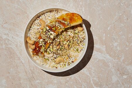 Рисовая каша с бананом и орехами vegan
