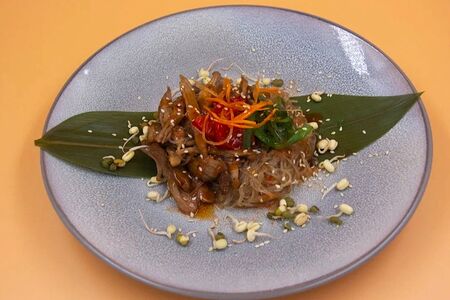 Салат по-пекински с рваной свининой