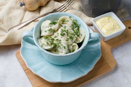 Домашние пельмени из трех видов мяса со сметаной