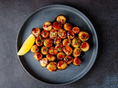 Гребешок сахалинский с фирменным соусом